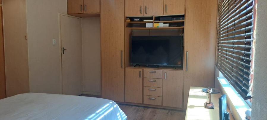 5 Bedroom Property for Sale in Lansdowne Western Cape